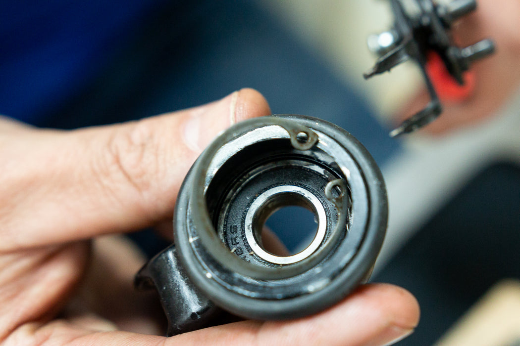 image of a fork with a snap ring almost out